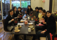 �������i